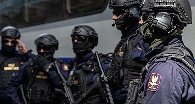 Akcja kontrterrorystów: zamaskowane osoby miały wyskoczyć  z pociągu