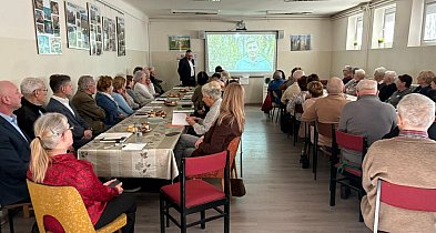 Seniorzy uczą się, jak chronić swoje pieniądze w sieci. Edukacyjne spotkanie