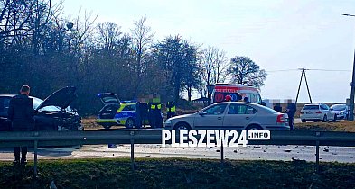 [Zdjęcia] Groźne zderzenie na krajówce w Pleszewie. Na miejscu ratownicy