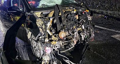 Zmiażdżony przód Peugeota. Wjechał w ciężarówkę na trasie Pleszew - Ostrów