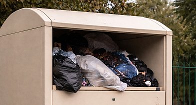 Kontenery na tekstylia: bałagan bez właściciela. Co dalej z problemem?