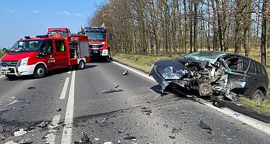 [Zdjęcia] Zablokowana droga krajowa po zderzeniu pojazdów. Jedna osoba w szpitalu