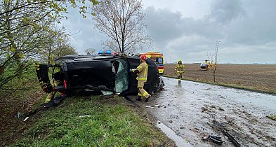 [Zdjęcia] Służby w akcji: strażacy, policja i LPR po wypadku na drodze powiatowej