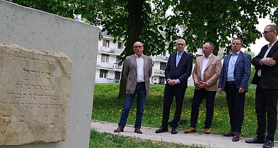 [Fot] Lapidarium w Pleszewie odsłonięte. Upamiętnienie dawnego kirkutu