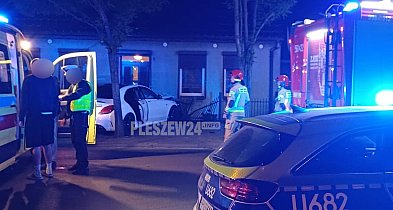 [Zdjęcia] Luksusowy mercedes wjechał nocą  w posesję mieszkalną w Pleszewie