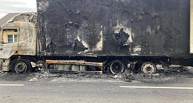 [Fot] Aktualizacja: Ciężarówka z drobiem doszczętnie spłonęła na drodze