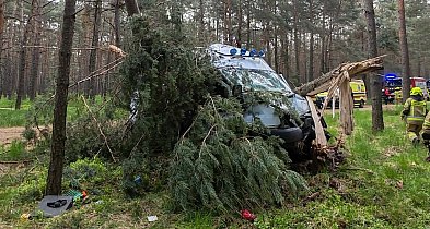 [Zdjęcia] Groźny wypadek w gminie Gizałki. Kierowca przewieziony do szpitala
