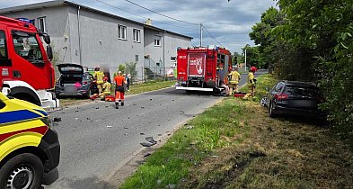Jedna osoba hospitalizowana po zderzeniu pojazdów. Służby na miejscu zdarzenia