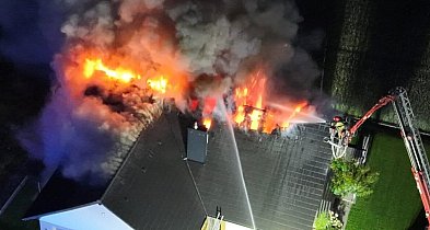 [Zdjęcia] Płonął dach i poddasze domu jednorodzinnego. Akcja wielu jednostek
