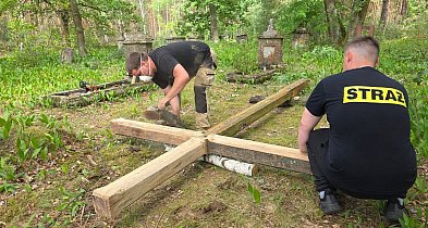 Katolicy posprzątali ewangelicki cmentarz osadników z  "żelaznych domów"