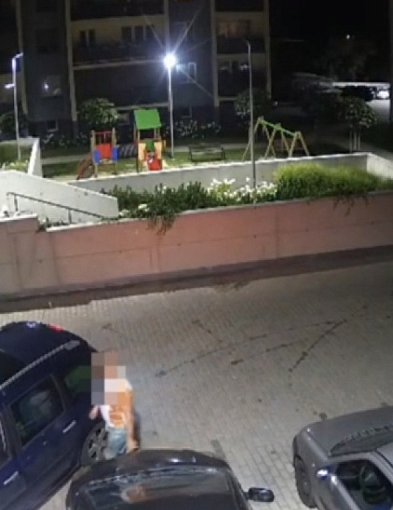 Myślał, że nikt go nie zauważy. Monitoring nagrał jego „nocny spacer”-13929