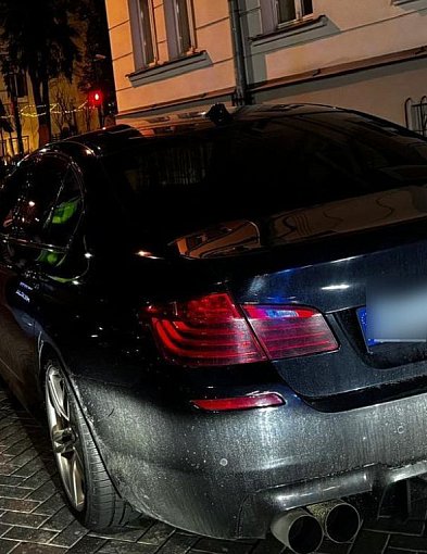 Młody kierowca drifftował  swoim BMW na ulicy w Pleszewie. Słono zapłaci