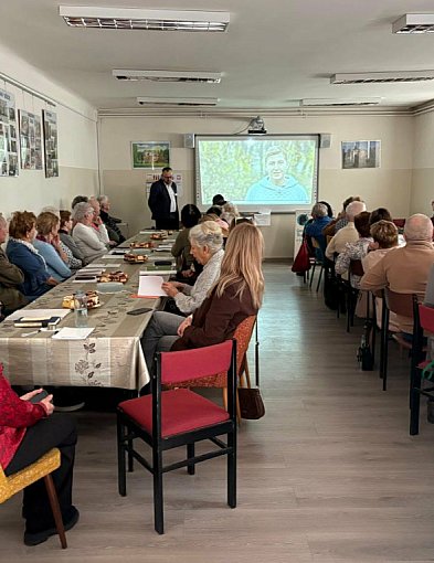 Seniorzy uczą się, jak chronić swoje pieniądze w sieci. Edukacyjne spotkanie