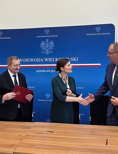 Przywieźli z Poznania do powiatu ponad dwa miliony złotych na ważną drogę