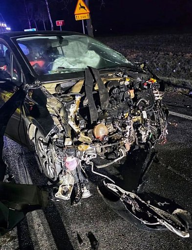 Zmiażdżony przód Peugeota. Wjechał w ciężarówkę na trasie Pleszew - Ostrów