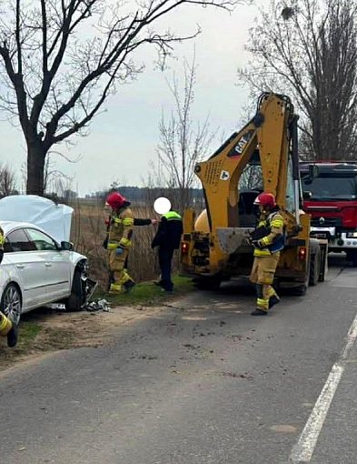 Osobówka zderzyła się z koparką na trasie Pleszew - Grab w gminie Czermin