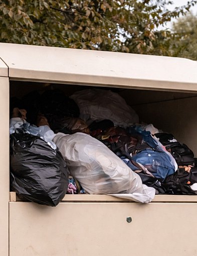 Kontenery na tekstylia: bałagan bez właściciela. Co dalej z problemem?