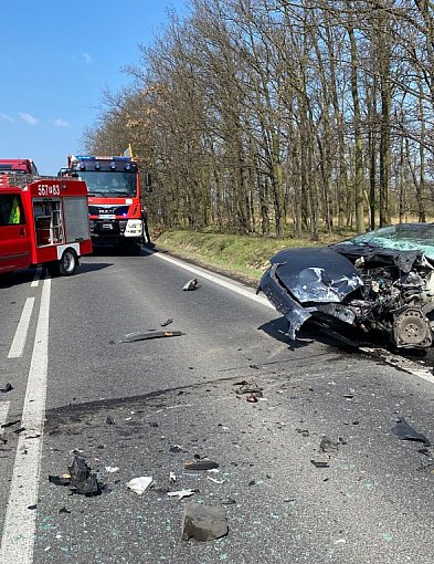 [Zdjęcia] Zablokowana droga krajowa po zderzeniu pojazdów. Jedna osoba w szpitalu