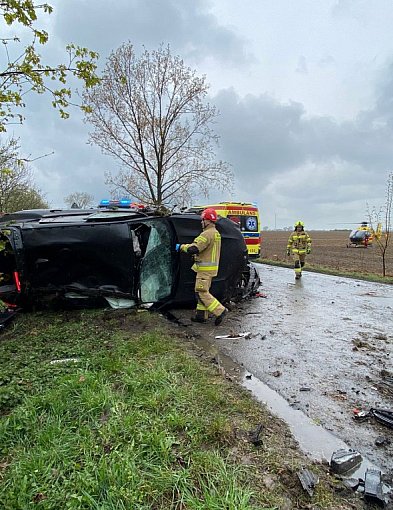 [Zdjęcia] Służby w akcji: strażacy, policja i LPR po wypadku na drodze powiatowej