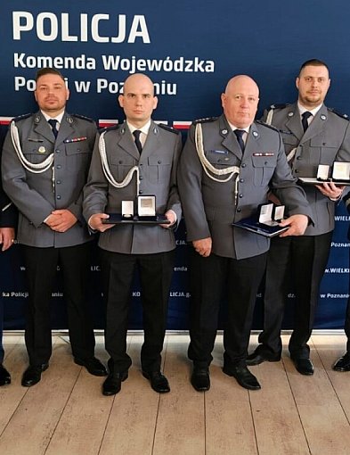 Pleszewscy policjanci uratowali życia dwojga osób. Teraz odebrali Gwiazdy