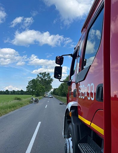 Akcja służb pod Dobrzycą. Dwie osoby potrzebowały pomocy medycznej