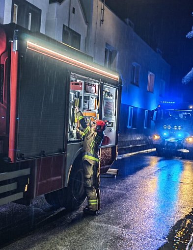 Noc pełna napięcia w centrum Pleszewa. Pożar i ewakuacja z budynku