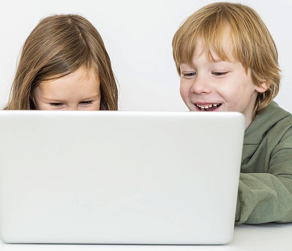 Gołuchów podpisał umowę z myślą o dzieciakach. Sprzęt trafi do szkół-14243