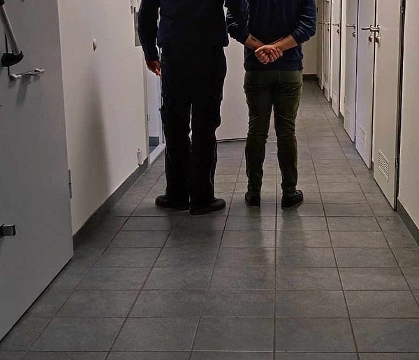 Zakład k. Jarocina: kłótnia obcokrajowców zakończona wbiciem noża w ofiarę-15207