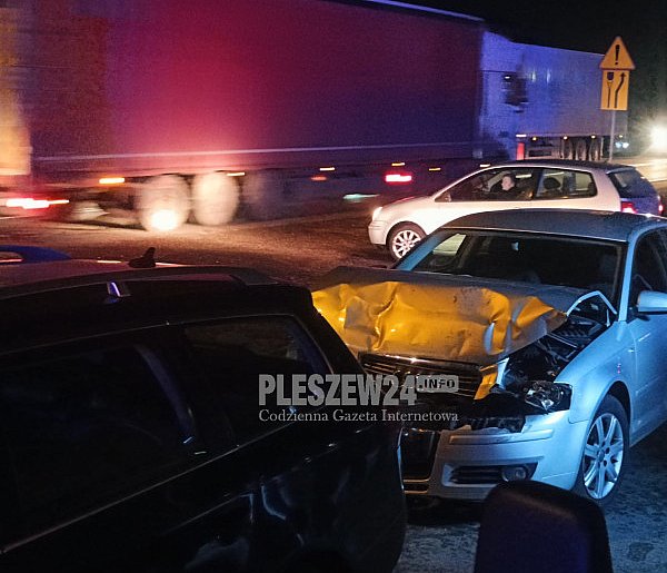[Zdjęcia] Trzy samochody zderzyły się  w Pleszewie. Akcja na krajówce-15225