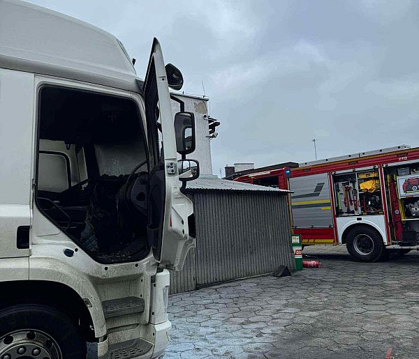 Interwencja straży przy ciężarówce w centrum miejscowości-15258