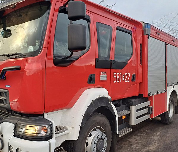 Pożar  w budynku. W środku zwierzęta i maszyny rolnicze-15625