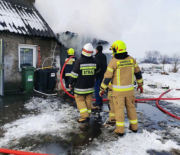 [zdjęcia] Pożar w domu blisko Dobrzycy. Na miejscu straże z dwóch powiatów-15793