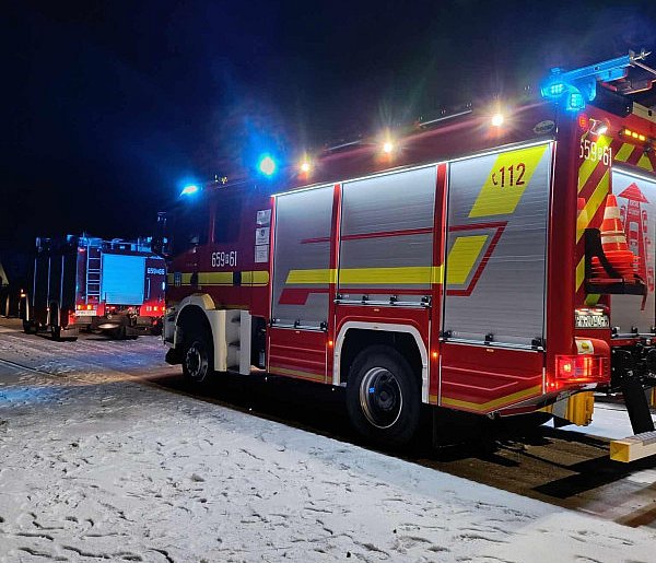 Straże z powiatu skierowano do dwóch jednoczesnych pożarów w domach