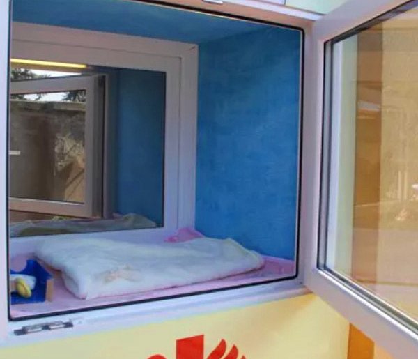 Ostrzeszów: chłopiec znaleziony w oknie życia