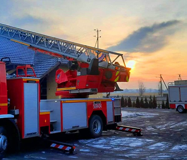 [Zdjęcia] Pożar w domu pod Dobrzycą. Na miejscu straże z trzech jednostek