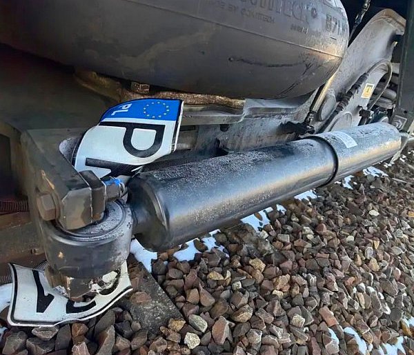 Osobówka, na przejeździe, wjechała pod pociąg