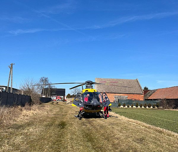 Mężczyzna upadł ze znacznej z wysokości w gm.  Dobrzyca. Interweniowało LPR
