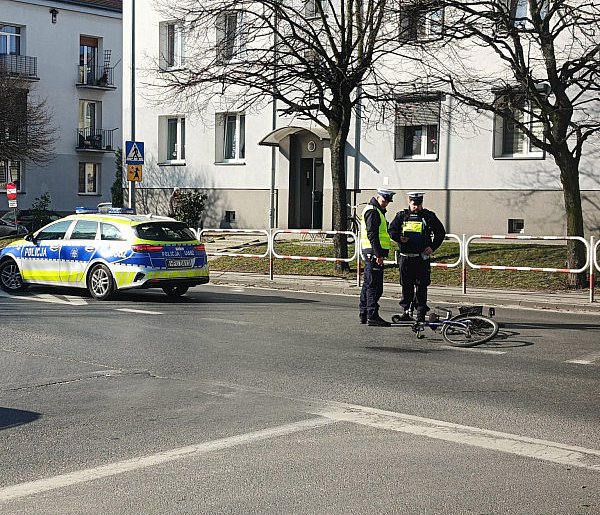 Groźne zderzenie na skrzyżowaniu w centrum Pleszewa. Kobieta w szpitalu