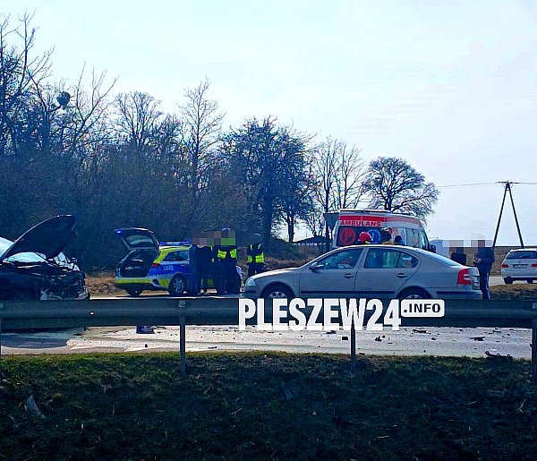 [Zdjęcia] Groźne zderzenie na krajówce w Pleszewie. Na miejscu ratownicy
