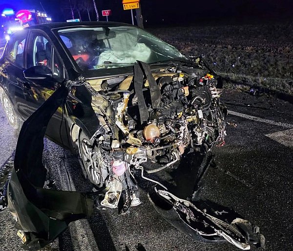 Zmiażdżony przód osobówki. Wjechał w bok