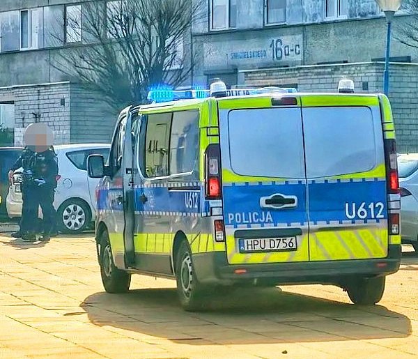 Kobieta z dzieckiem na ręku na krawędzi okna