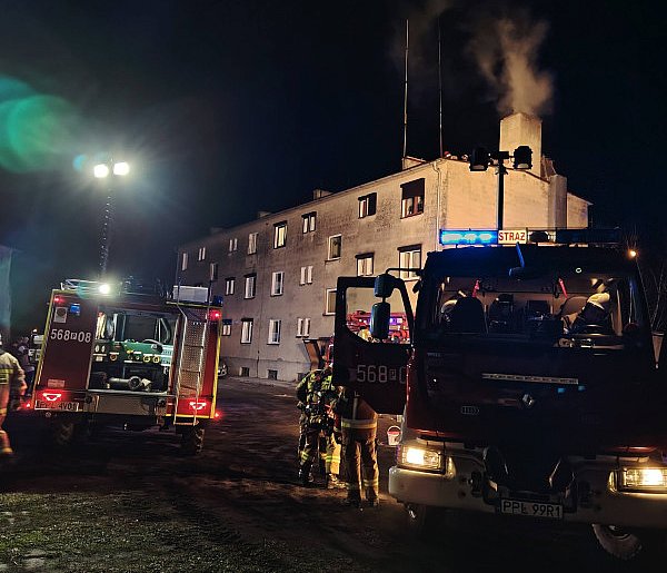 Płomienie i iskry z komina. Strażacy znów ruszyli do akcji