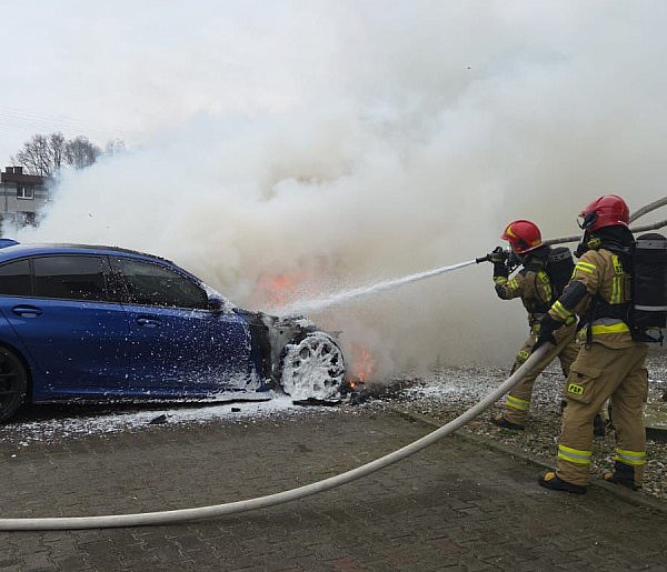 Samochód w płomieniach! Strażacy walczyli, by ogień nie przeniósł się dalej