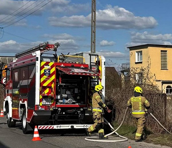 [Zdjęcia] Paliło się w Choczu. Na miejscu straż i policja
