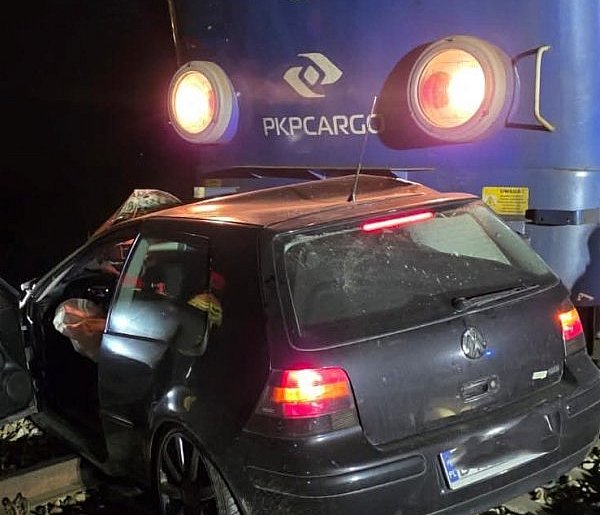 Wielkopolska: staranował rogatki. Samochód zmiażdżony