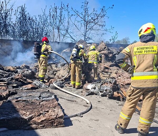 [Zdjęcia] Groźny pożar opanowany. Na miejscu kilka zastępów straży pożarnej