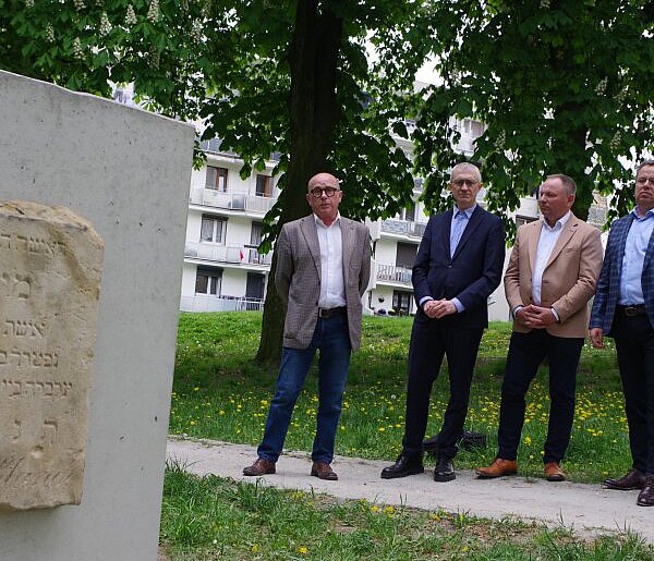 [Fot] Lapidarium w Pleszewie odsłonięte. Upamiętnienie dawnego kirkutu