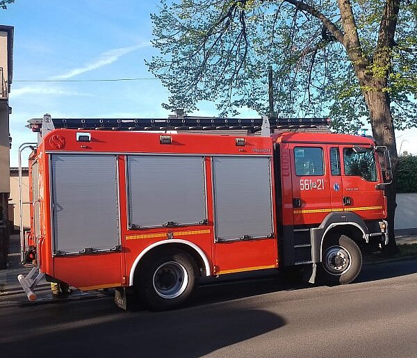 Myślała, że auto płonie. Strażacy przyjechali, a winny był… tłumik