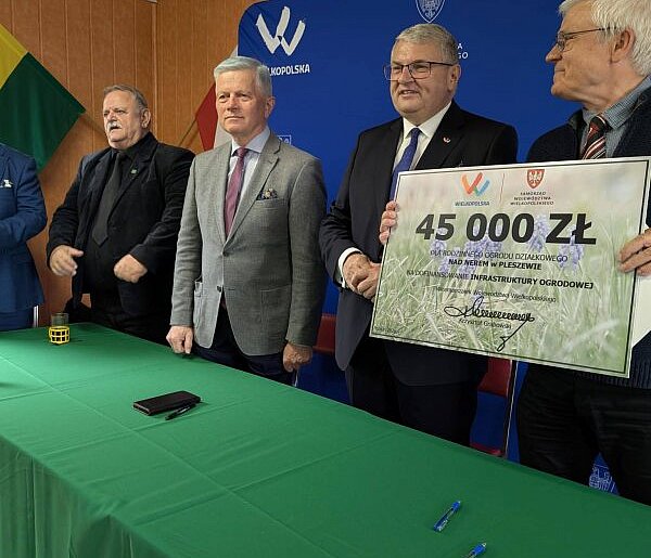 Dziesiątki tysięcy dla ogrodów z Pleszewa. Wicemarszałek Grabowski podpisał