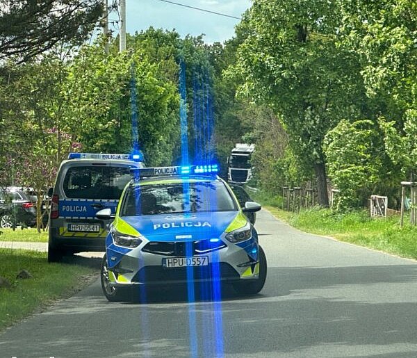 Ranny mężczyzna może mieć rany kłute. Policja przeczesuje okolice w Wilczy